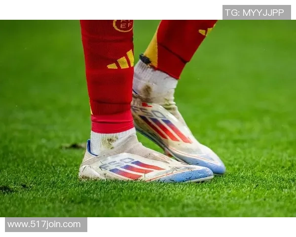 穿着足球鞋的球星展现个人风采与球场魅力的故事